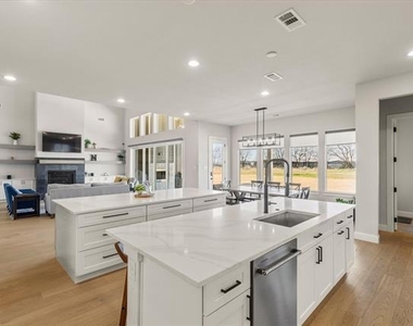 711 Lexington Lane - Photo Thumbnail 7