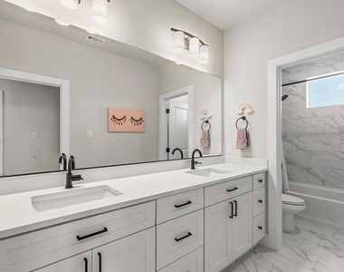711 Lexington Lane - Photo Thumbnail 30