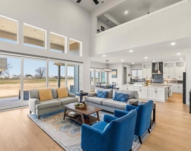 711 Lexington Lane - Photo Thumbnail 4