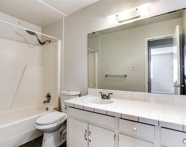 105 Peach Street - Photo Thumbnail 9