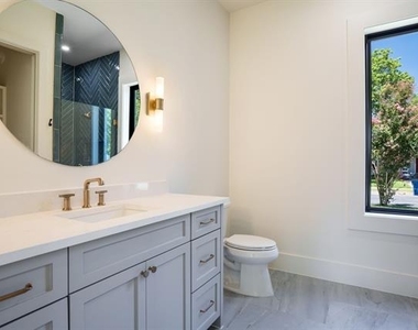 5836 Kenwood Avenue - Photo Thumbnail 31