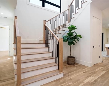 5836 Kenwood Avenue - Photo Thumbnail 14