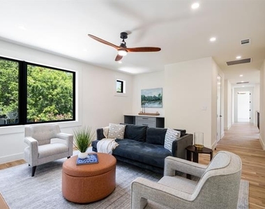 5836 Kenwood Avenue - Photo Thumbnail 9