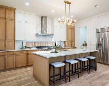 5836 Kenwood Avenue - Photo Thumbnail 8