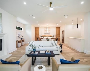 5836 Kenwood Avenue - Photo Thumbnail 5