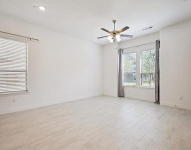 4261 Shavano Drive - Photo Thumbnail 6