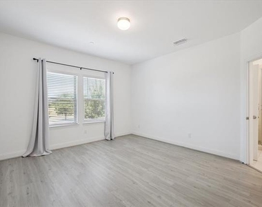 4261 Shavano Drive - Photo Thumbnail 15
