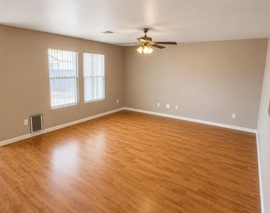 8566 E Desert Lane - Photo Thumbnail 2