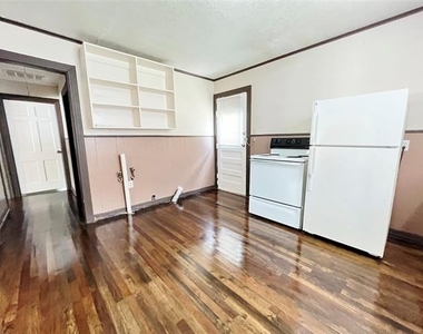 811 Coit Street - Photo Thumbnail 4