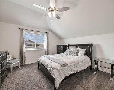3911 Holly Springs Lane - Photo Thumbnail 12