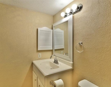 4133 Silverberry Avenue - Photo Thumbnail 10