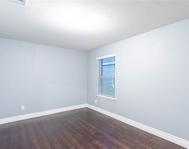 1009 Riverstone Trail - Photo Thumbnail 6