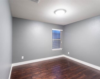 1009 Riverstone Trail - Photo Thumbnail 10