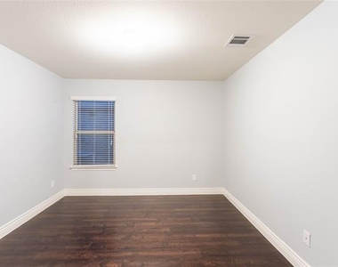 1009 Riverstone Trail - Photo Thumbnail 9