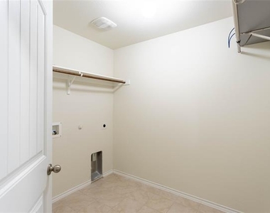 1009 Riverstone Trail - Photo Thumbnail 8