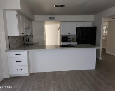 5117 W Acoma Drive - Photo Thumbnail 11