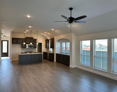 805 Twisted Leaf Lane - Photo Thumbnail 4