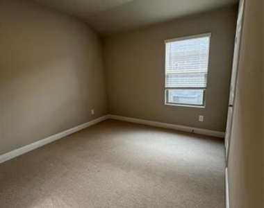 1405 Arrowleaf Drive - Photo Thumbnail 9