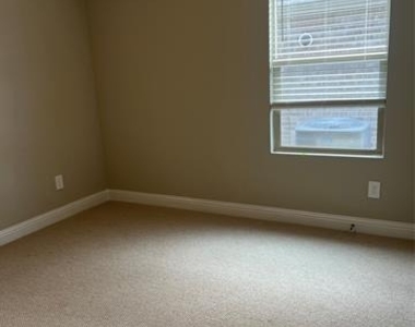 1405 Arrowleaf Drive - Photo Thumbnail 3