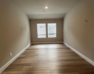 1405 Arrowleaf Drive - Photo Thumbnail 5