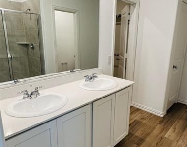 239 Jenkinson Drive - Photo Thumbnail 10