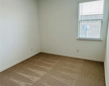 239 Jenkinson Drive - Photo Thumbnail 16