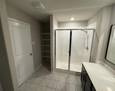 929 Alton Drive - Photo Thumbnail 7
