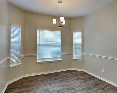 2129 Carrington Avenue - Photo Thumbnail 7