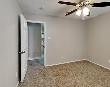 1022 Halifax Lane - Photo Thumbnail 11