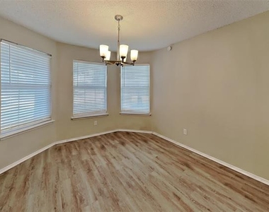 1022 Halifax Lane - Photo Thumbnail 6