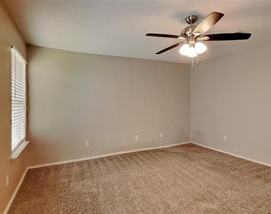 1022 Halifax Lane - Photo Thumbnail 8