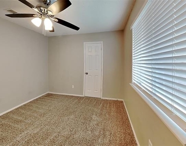 1022 Halifax Lane - Photo Thumbnail 10