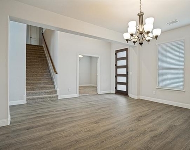 812 Woodview Court - Photo Thumbnail 1