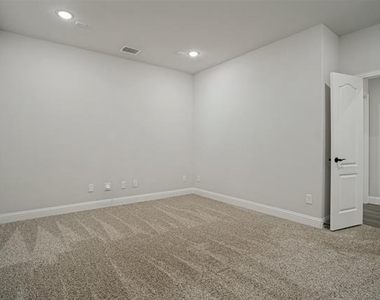 812 Woodview Court - Photo Thumbnail 9
