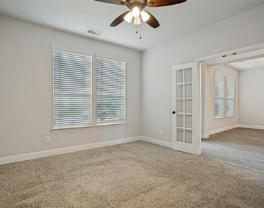812 Woodview Court - Photo Thumbnail 6
