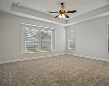 812 Woodview Court - Photo Thumbnail 12
