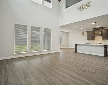 812 Woodview Court - Photo Thumbnail 4