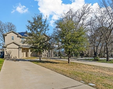 727 W Johnson Street - Photo Thumbnail 18
