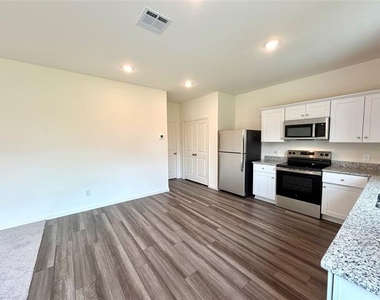 2305 States Street - Photo Thumbnail 5