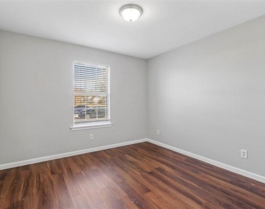 1716 Manor Garden - Photo Thumbnail 6