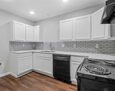 1716 Manor Garden - Photo Thumbnail 3