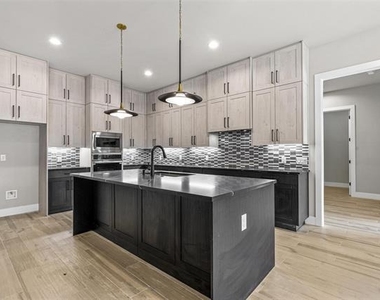1064 Glenoaks Drive - Photo Thumbnail 9
