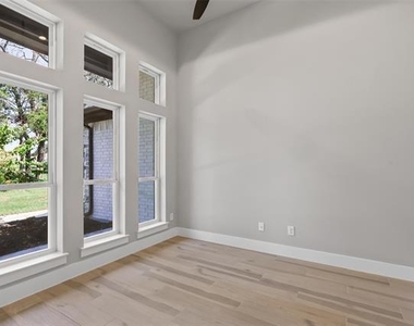 1064 Glenoaks Drive - Photo Thumbnail 6