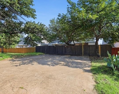 1910 W Sanford Street - Photo Thumbnail 26