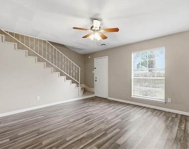 1910 W Sanford Street - Photo Thumbnail 6