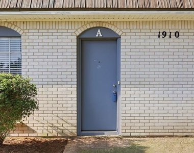 1910 W Sanford Street - Photo Thumbnail 2