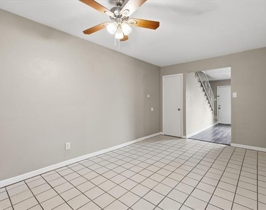 1910 W Sanford Street - Photo Thumbnail 11