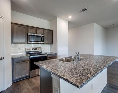 808 Saddle Horn Way - Photo Thumbnail 12