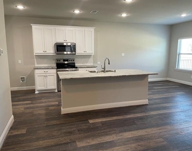 6810 Jade Drive - Photo Thumbnail 3