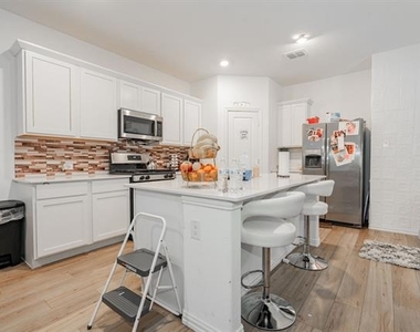 1034 Manuel Drive - Photo Thumbnail 9